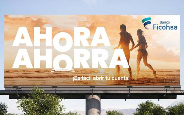 Banco Ficohsa, valla Ahora ahorra: una pareja corre por la playa al atardecer junto al titular Ahora ahorra