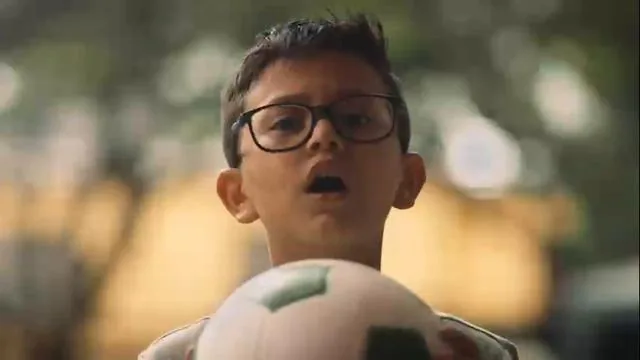 Farmacias Cruz Verde, comercial La pelota: un niño con lentes sostiene un balón de fútbol
