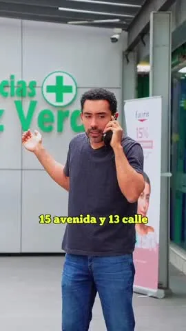 Farmacias Cruz Verde, video para redes sociales: un joven habla por teléfono frente a una farmacia Cruz Verde