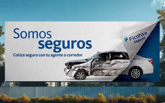 Ficohsa Seguros, valla Somos seguros: un carro chocado que se despega como una página y aparece intacto