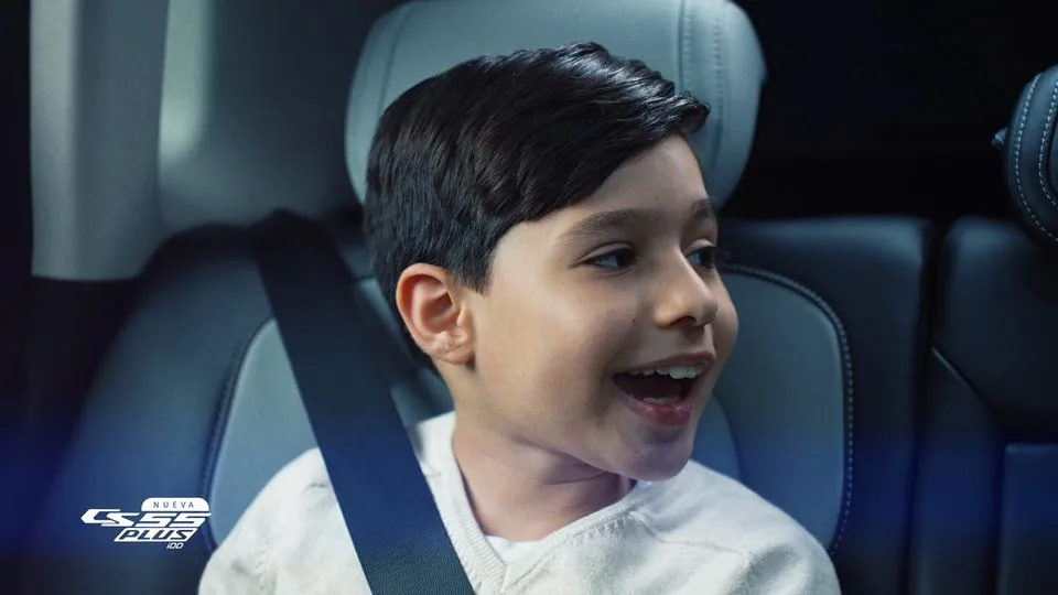 Changan: niño sonriendo en el asiento trasero de la camioneta