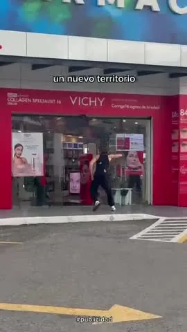 Men’s Corner, video para redes sociales: un hombre recorre la sección de cuidado masculino