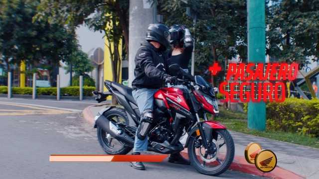 Honda Motos, comercial Héroe: motorista con pasajero en una Honda roja