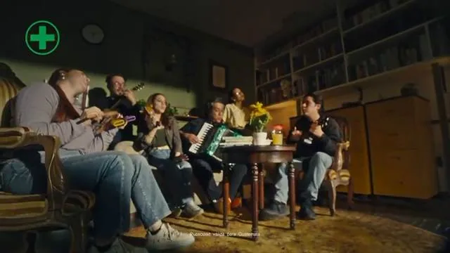 Farmacias Cruz Verde, comercial del silbido: músicos tocando juntos en una sala