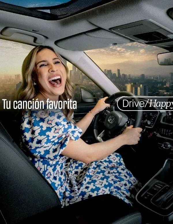 Honda, campaña Drive Happy: familia junto a una Honda CR-V roja