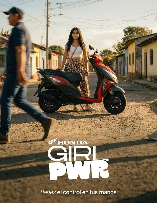 Honda Motos, campaña Girl PWR: joven junto a su scooter Honda en una calle de pueblo