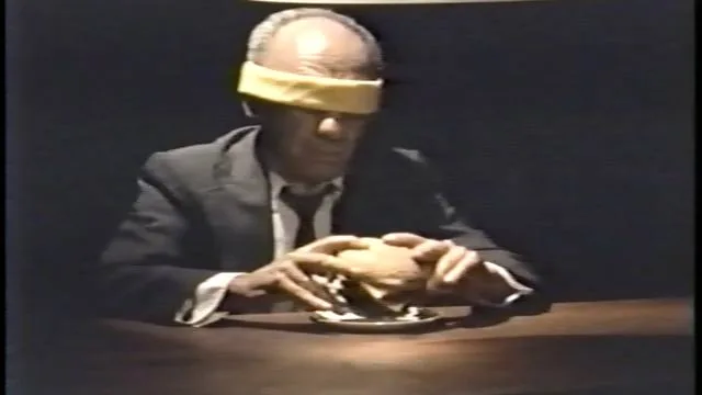 Jimmy’s: un hombre con los ojos vendados prueba una hamburguesa en un comercial de 1989