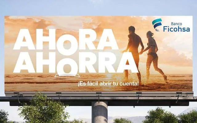 Banco Ficohsa, valla Ahora ahorra: una pareja corre por la playa al atardecer junto al titular Ahora ahorra