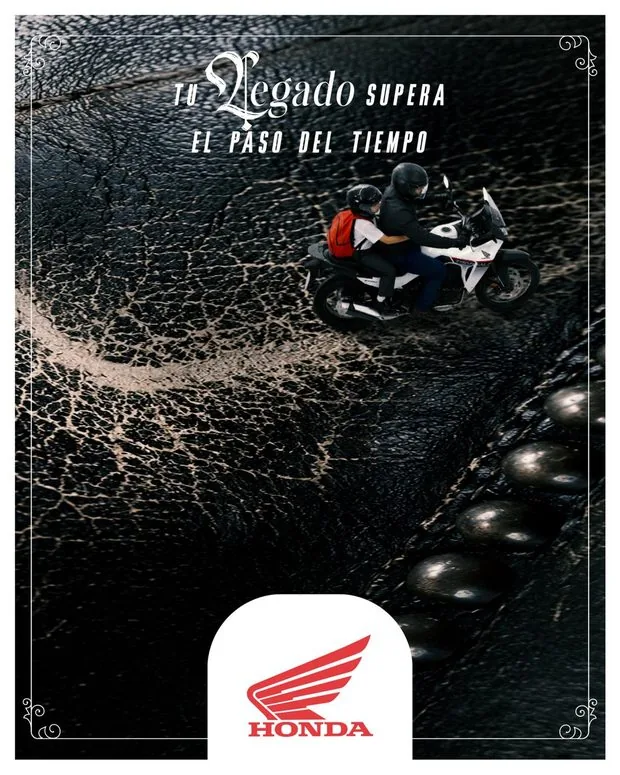 Honda Motos, campaña Legado, El paso del tiempo: padre e hijo en una Honda blanca sobre cuero negro agrietado