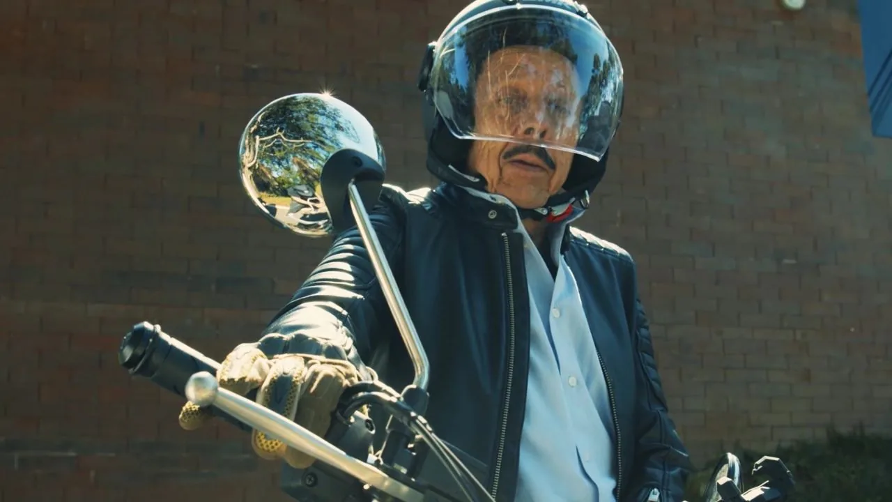 Padre motociclista con casco, protagonista de Legacy Roads de Honda Motos