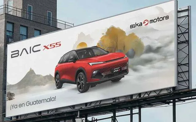 BAIC, valla X55, ¡ya en Guatemala!: una BAIC X55 roja sobre un paisaje de montañas en tinta