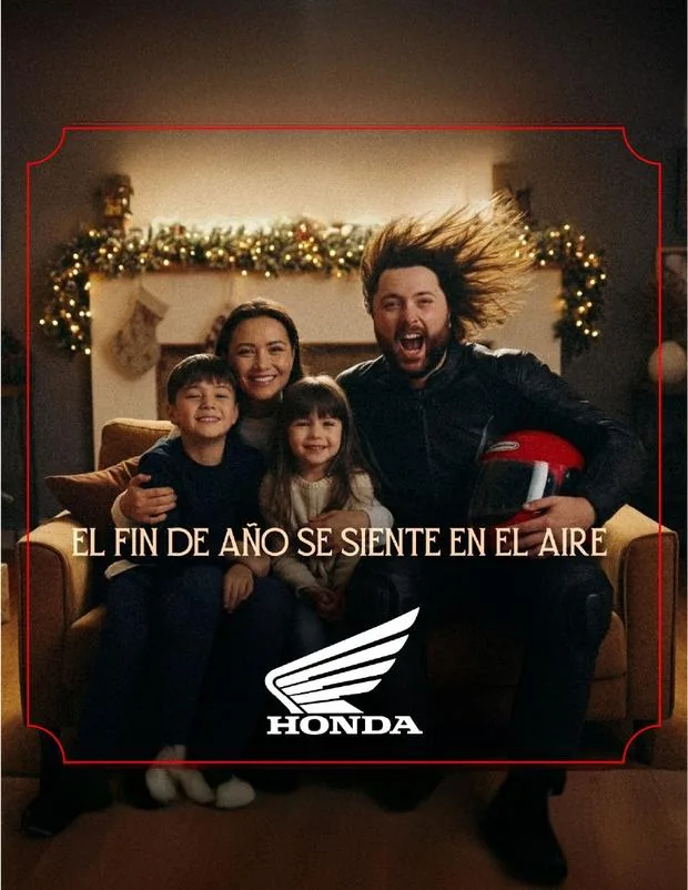 Honda Motos, campaña de fin de año: familia en la sala con el cabello del padre al viento