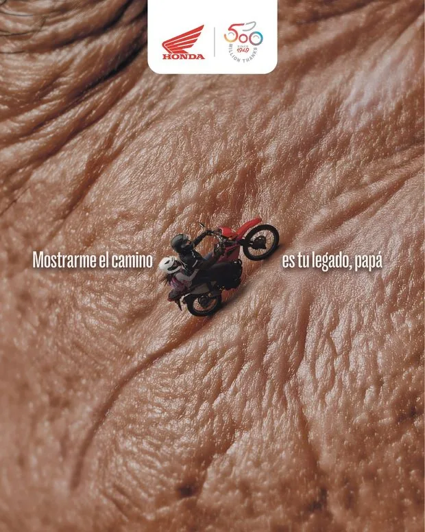 Honda Motos, campaña Legado, Mostrarme el camino: padre e hija en una Honda roja sobre la piel arrugada de una mano