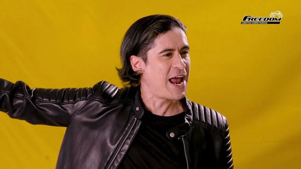 Motos Freedom: comercial con el vocero de la marca sobre fondo amarillo