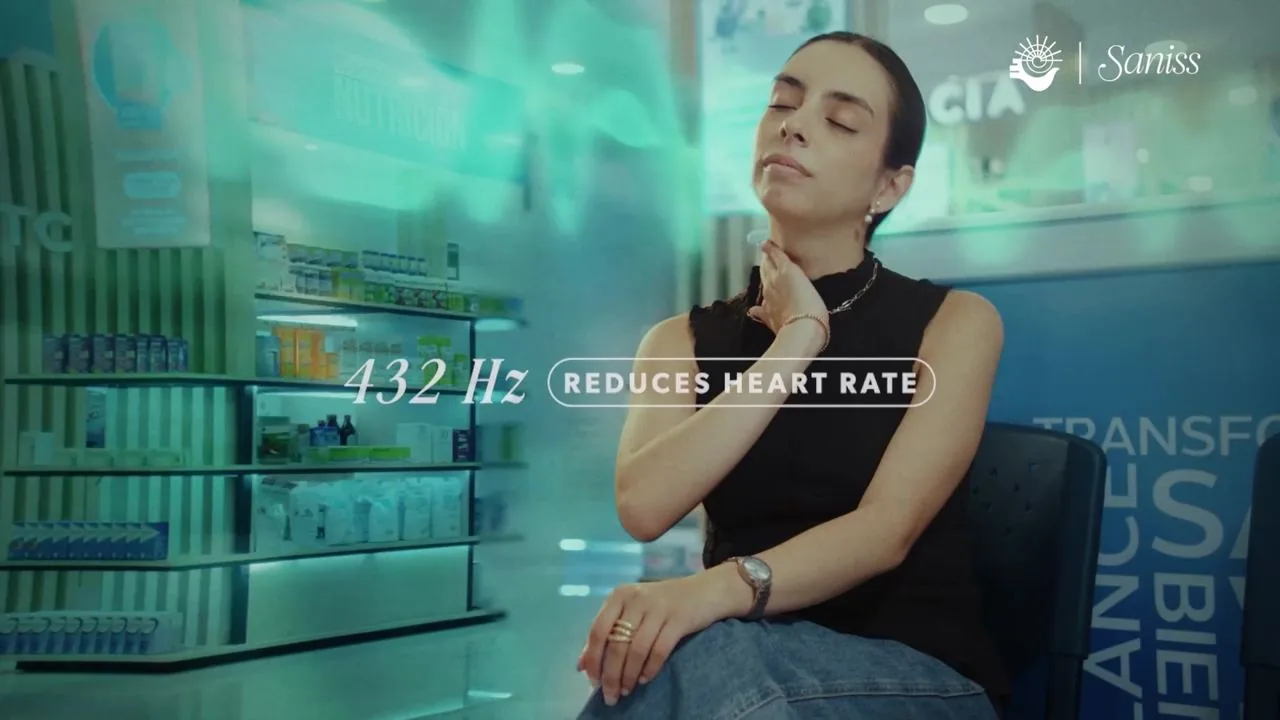 Mujer en la sala de espera de una farmacia Meykos, con la frecuencia de 432 Hz