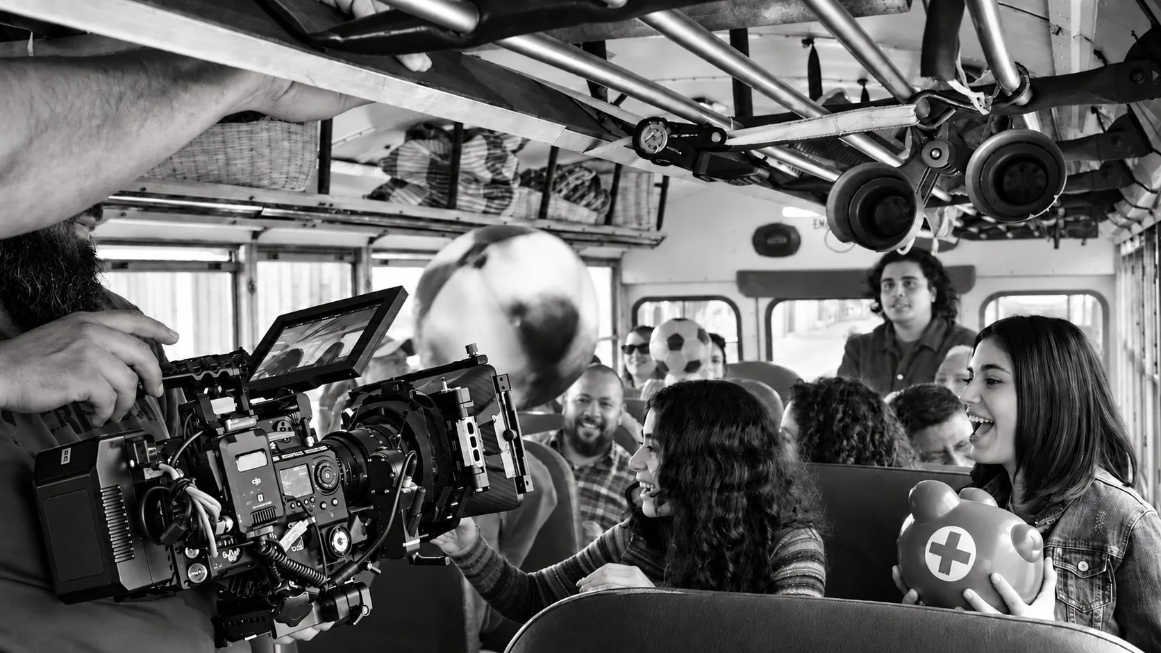 Rodaje de Peter Jordan dentro de un bus en Guatemala: cámara de cine, actores y balón en el aire