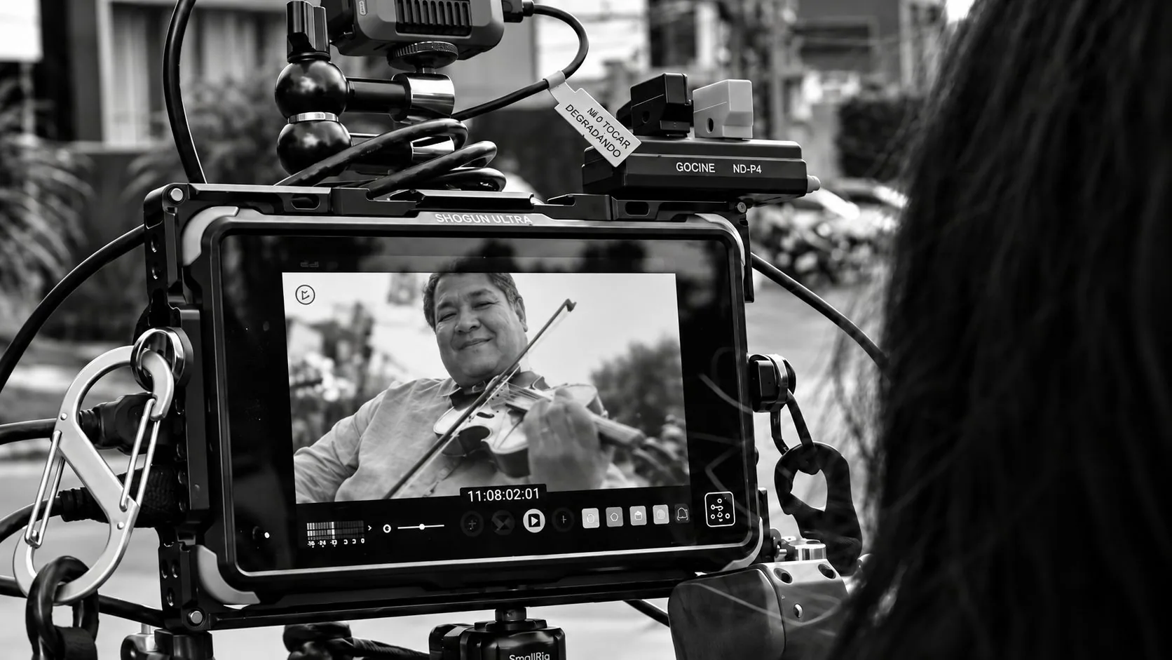 Rodaje de Peter Jordan: monitor de cámara con un violinista en plano, filmación en Guatemala