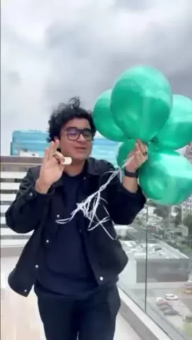 Farmacias Cruz Verde, video para redes: un creador suelta globos verdes desde una terraza