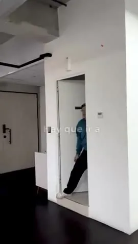 Video para redes: un joven con mochila habla a cámara en la calle